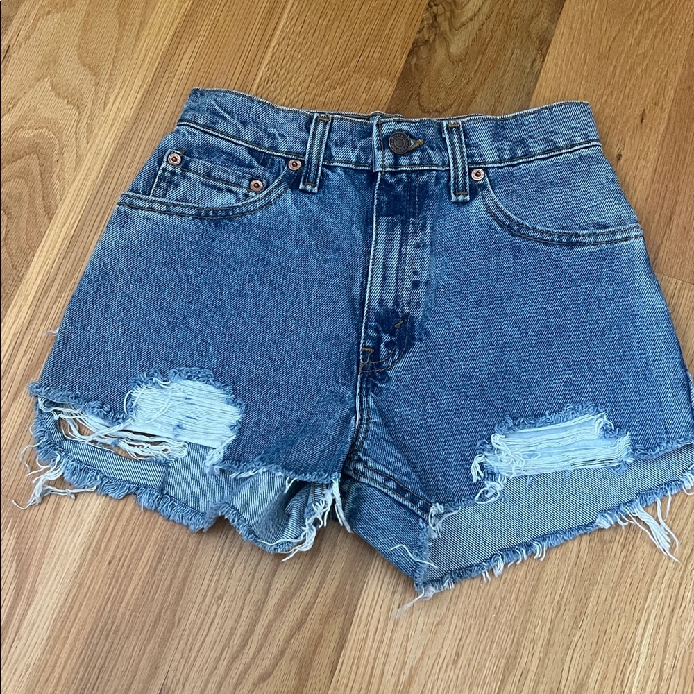 NWOT Levi’s size 25 Distressed Denim Shorts